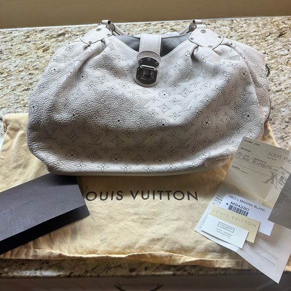 Louis Vuitton L Mahina Blanc - Picture 1 of 17